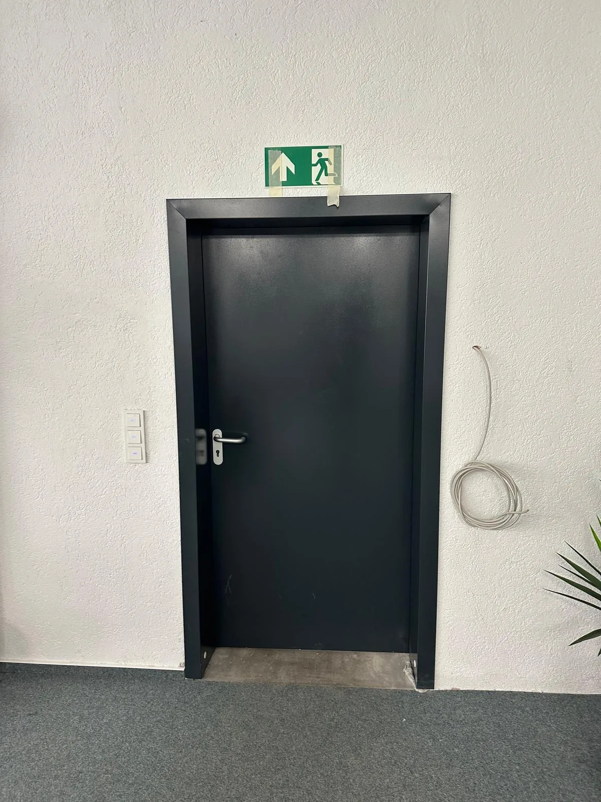 Stahltür mit Notausgang in einem Bürogebäude in Leonberg